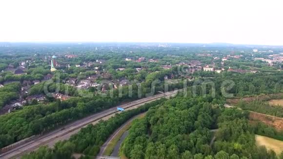 空中4k视野德国杜伊斯堡高速公路视频的预览图
