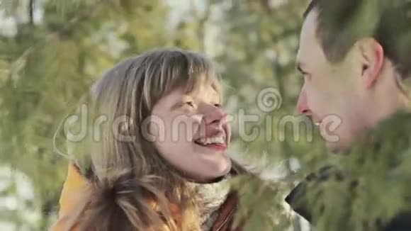 有趣的夫妇笑着亲吻视频的预览图