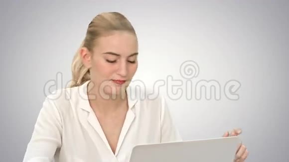 庆祝成功兴奋的商务女性开始跳舞在白色背景下的笔记本电脑上工作视频的预览图