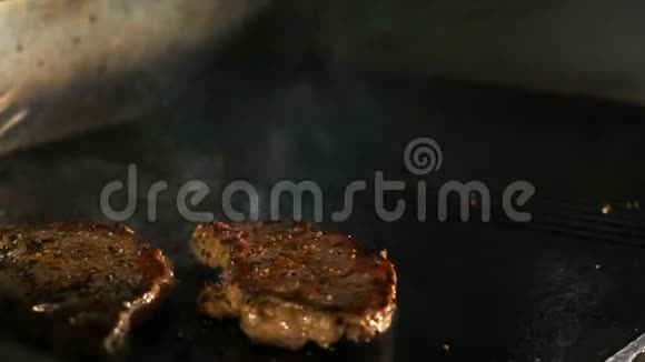 餐厅厨房里的炸猪肉特写视频的预览图