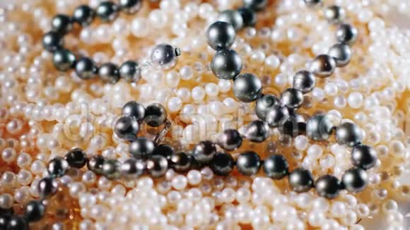 天然珍珠是白色和黑色的珠宝的背景视频的预览图