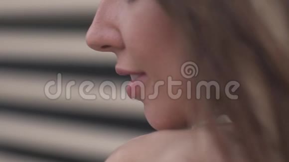 感性肖像特写美丽的女性嘴唇视频的预览图