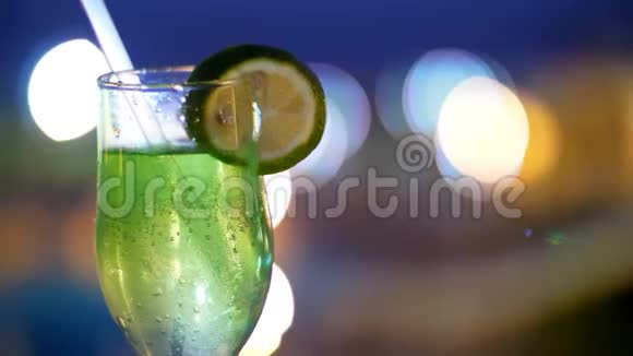 鸡尾酒会用冰块喝在一个装有吸管的杯子里用一片柠檬装饰放在肥皂里视频的预览图