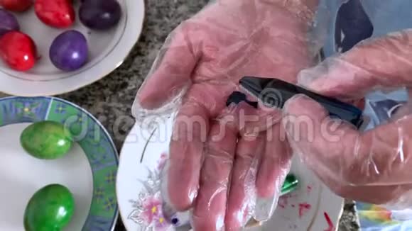 一个戴手套的女人涂鸡蛋视频的预览图