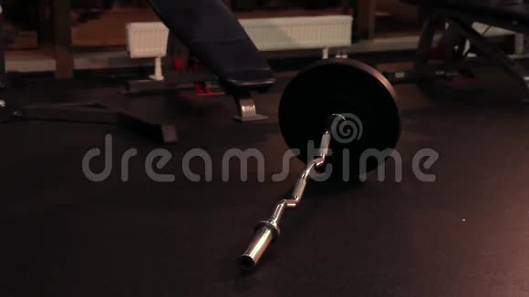 一个运动员准备一个杠铃在健身房锻炼视频的预览图