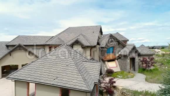 房屋的顶部随着土地的变化而自行倒塌视频的预览图