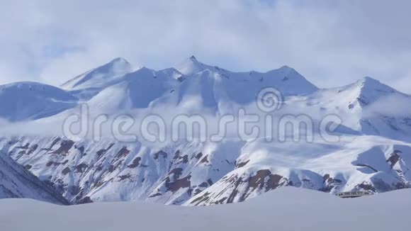 冬天的雪山时间流逝晴天的云速视频的预览图