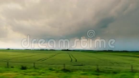 沿着风景如画的乡村风景在背景下雷雨和闪电暴风雨前视频的预览图