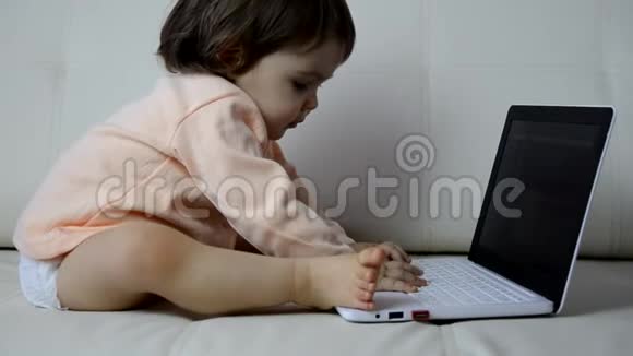 可爱的宝宝白色毯子背景上有笔记本电脑视频的预览图