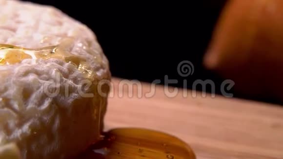 一块法国奶酪里的蜂蜜视频的预览图