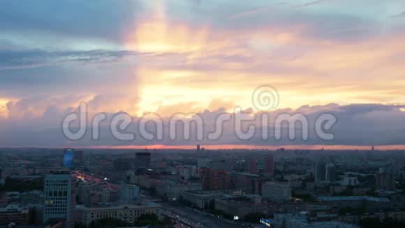 时光流逝莫斯科上空美丽的日落大的云游过城市视频的预览图