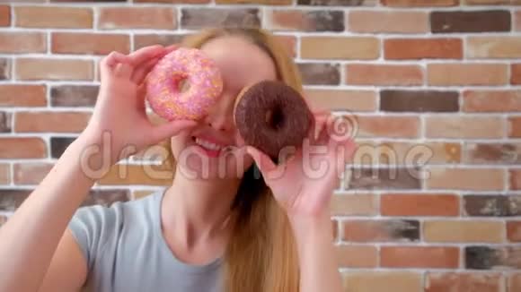 微笑和快乐的女孩玩甜甜圈视频的预览图