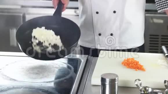 厨师煎切洋葱视频的预览图