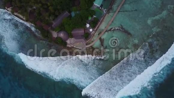 从马尔代夫岛上俯瞰在豪华的热带酒店度假胜地摄影师可以到酒吧无人机在空中降落视频的预览图