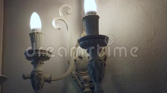 漂亮的现代照明墙上有蜡烛形状的灯视频的预览图