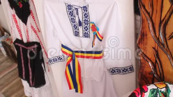 罗马尼亚传统服装和带坚果的篮子视频的预览图