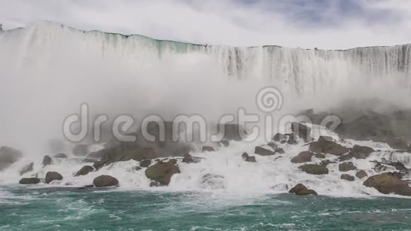在美丽的瀑布中水的力量和自然的力量视频的预览图