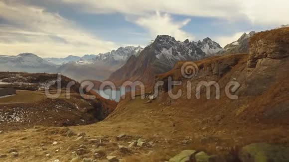 在秋天漫步发现树林山谷湖和雪上坐骑阳光明媚的秋日在五彩缤纷的红林中徒步旅行视频的预览图