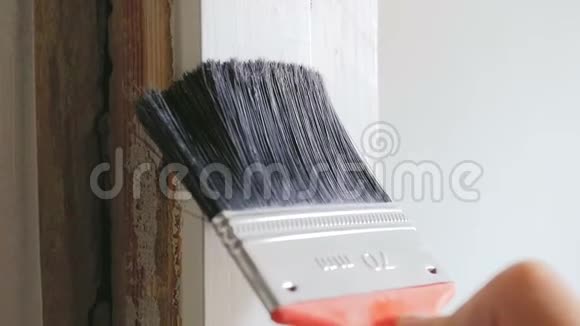 用油漆刷画旧木板的特写慢镜头视频的预览图