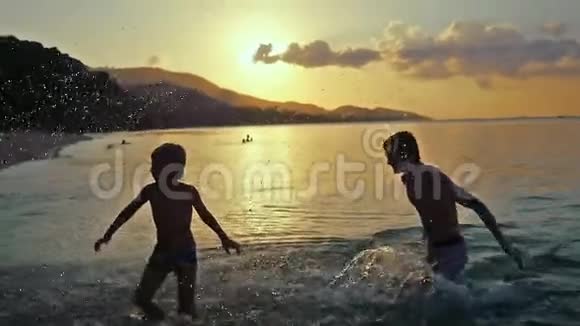 幸福的家庭和一个孩子在海滩度假海水缓慢地拍打着日落1920x1080视频的预览图