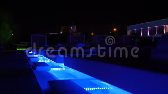 带游泳池的酒店的美丽夜景视频的预览图