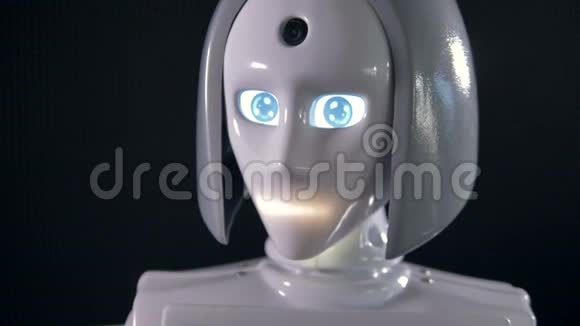 一个白色的女性机器人在移动它的眼睛视频的预览图