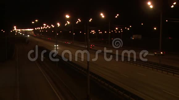 傍晚城市交通的高视角视频的预览图