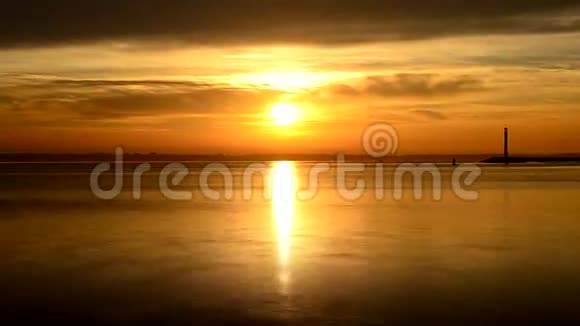 黎明时分太阳在大海海洋或河流上升起视频的预览图
