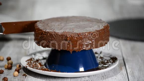 烤蛋糕上的巧克力糖霜现代法国摩丝蛋糕加巧克力釉视频的预览图