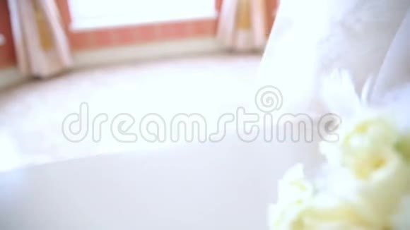 在靠近礼服的房间里有漂亮的婚礼花束视频的预览图