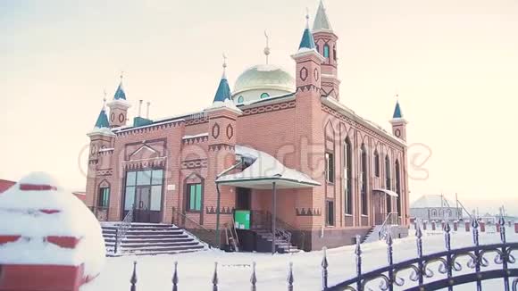 蓝天上的红砖清真寺视频的预览图
