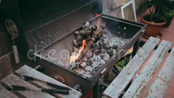 户外烧烤架有木炭和火视频的预览图