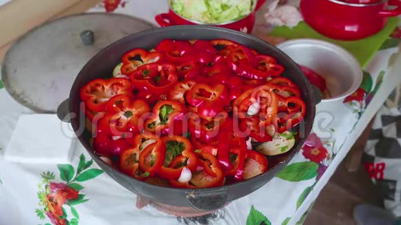 白色厨师的手把切好的骨髓放在胡椒和蔬菜的大锅里视频的预览图