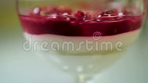 女人在玻璃里用勺子吃冰淇淋和樱桃视频的预览图
