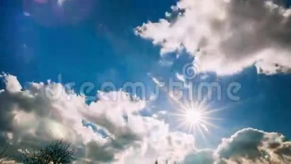 白云和太阳在蓝天上奔跑视频的预览图