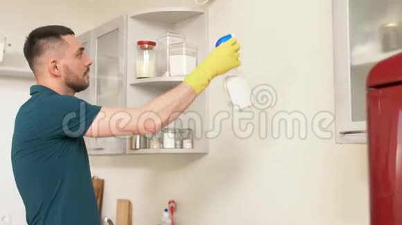 家里厨房用抹布擦墙的男人视频的预览图
