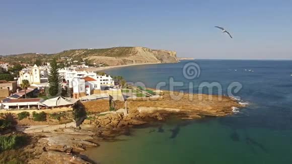 拉各斯普拉亚达卢兹阿尔加维葡萄牙南部的鸟瞰图视频的预览图