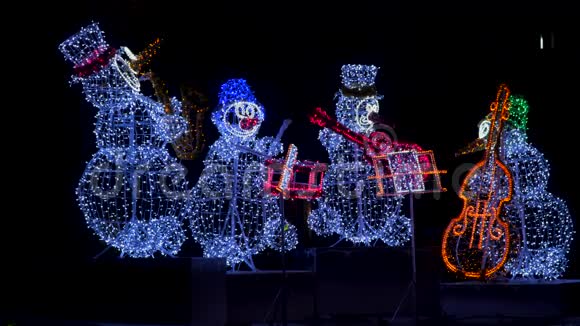 LED雪人圣诞照明暗冬夜视频的预览图