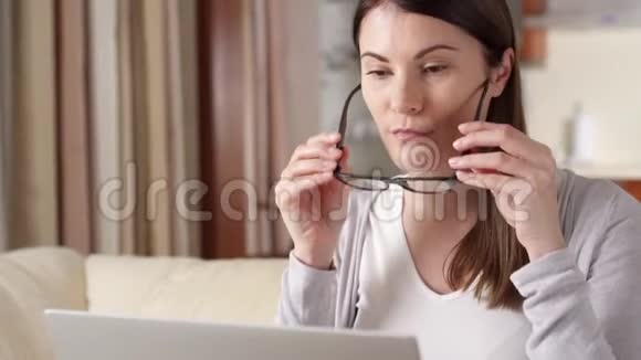 迷人的微笑职业女性在家工作笔记本电脑家庭办公概念视频的预览图