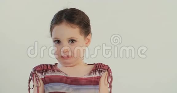 小女孩做鬼脸视频的预览图