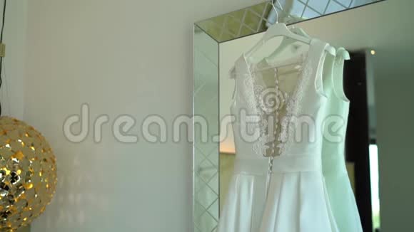 豪华酒店卧室里带镜子的婚纱视频的预览图
