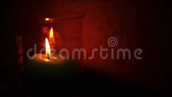 蜡烛燃烧的灯光特写视频的预览图