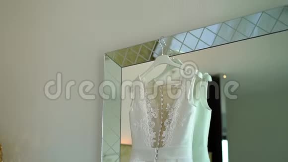 豪华酒店卧室里带镜子的婚纱视频的预览图
