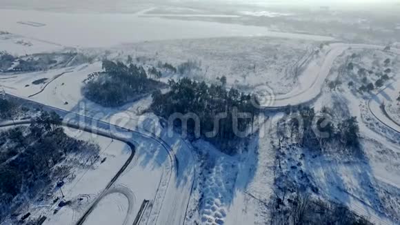 照相机飞过汽车跑道汽车在冬季行驶视频的预览图