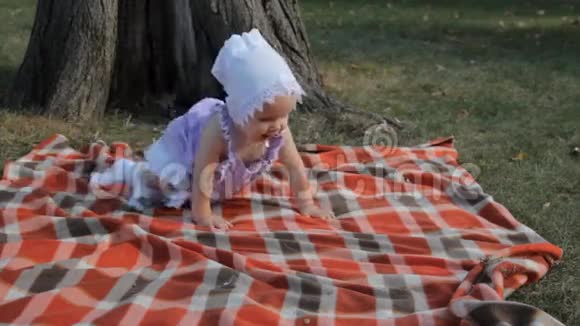 一个小女孩从毯子的一个角度爬进另一个角度视频的预览图