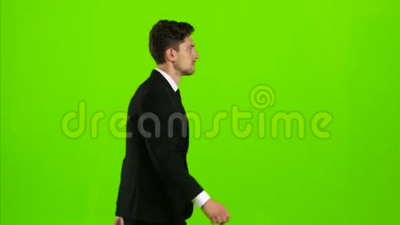 一个人去工作和一个外交官一起向别人挥手绿色屏幕视频的预览图
