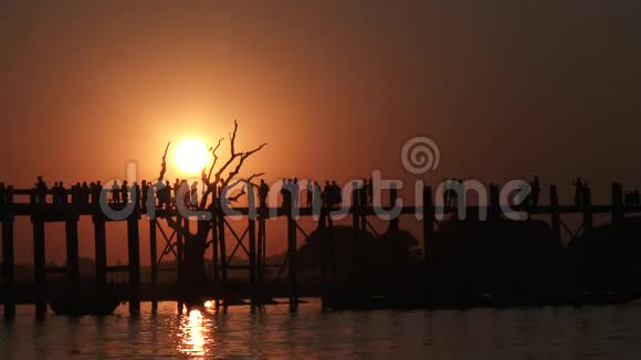 缅甸曼德勒阿马拉普拉日落时的UBein桥视频的预览图