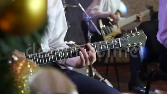 爵士乐队中的电吉他演奏者视频的预览图