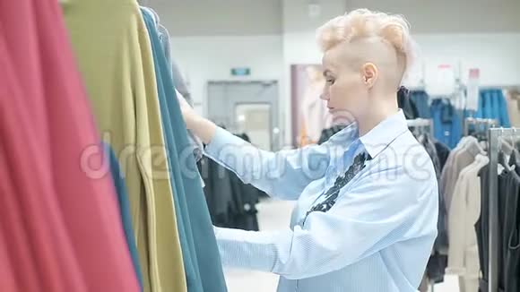销售时尚消费主义和人的概念女性购物袋选择服装在商场或服装店视频的预览图