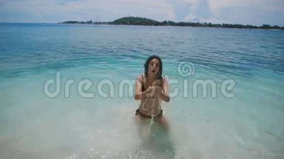 快乐的女孩在海滩附近闲逛有趣可爱的深褐色头发的浅海女孩视频的预览图